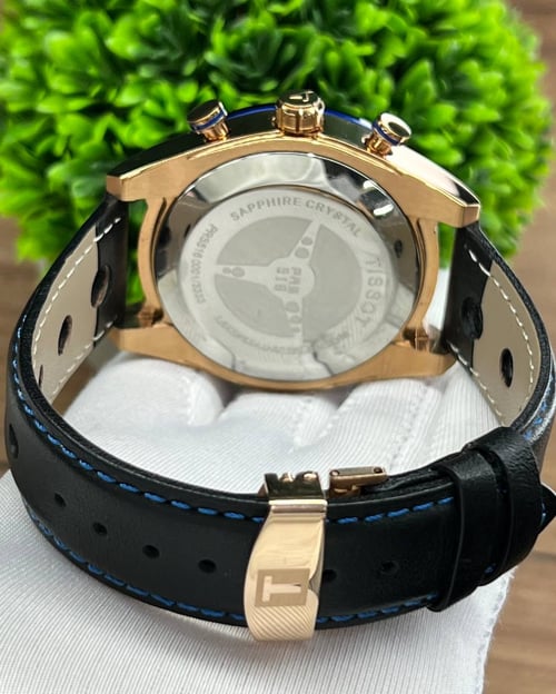 Quartz watch store with sapphire crystal